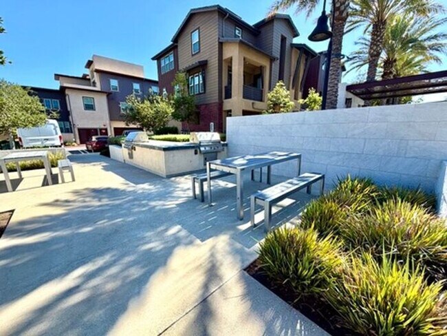 Building Photo - Luxury Townhome for Lease in Rancho Cucamonga