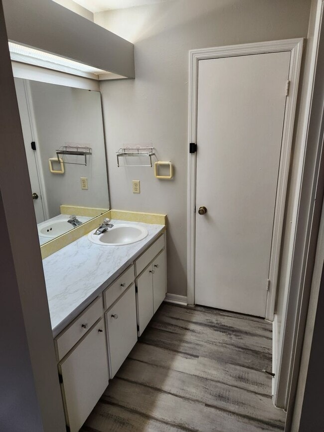 Building Photo - Charming 3-1.5 Duplex Near SunRail – Maitland