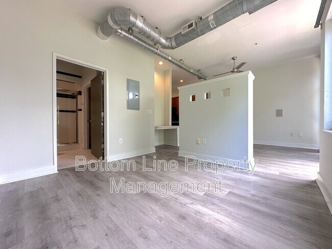 Building Photo - 514 W 10th St