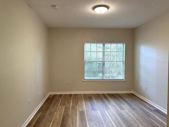 Building Photo - Freshly Updated Sunset Lake Condo (2 Bed, 2 Bath, 1st floor)