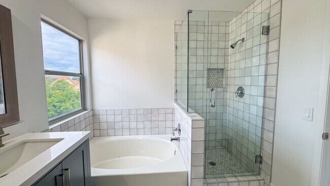 Building Photo - 3-Bed, 2.5-Bath Summerlin Home with Modern...