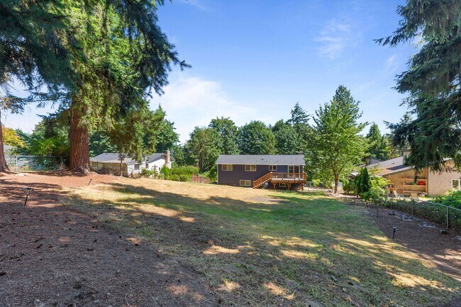 Building Photo - Huge fully fenced dog yard! RV/Boat extra parking! 4 bdrm 2.25 bath. Minutes to I-5, Everett Mall...