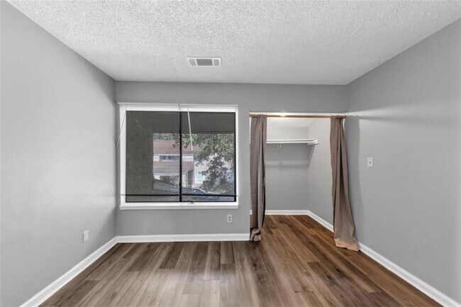 Building Photo - 3575 Oakvale Rd