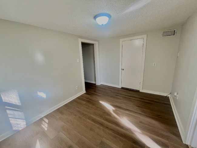 Building Photo - 1020 Kavanaugh Blvd