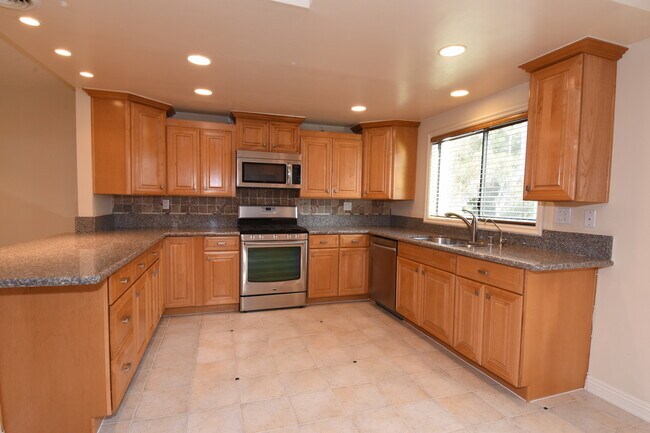 Large Kitchen w/tons of storage & granite counters - 3610 W Estates Ln