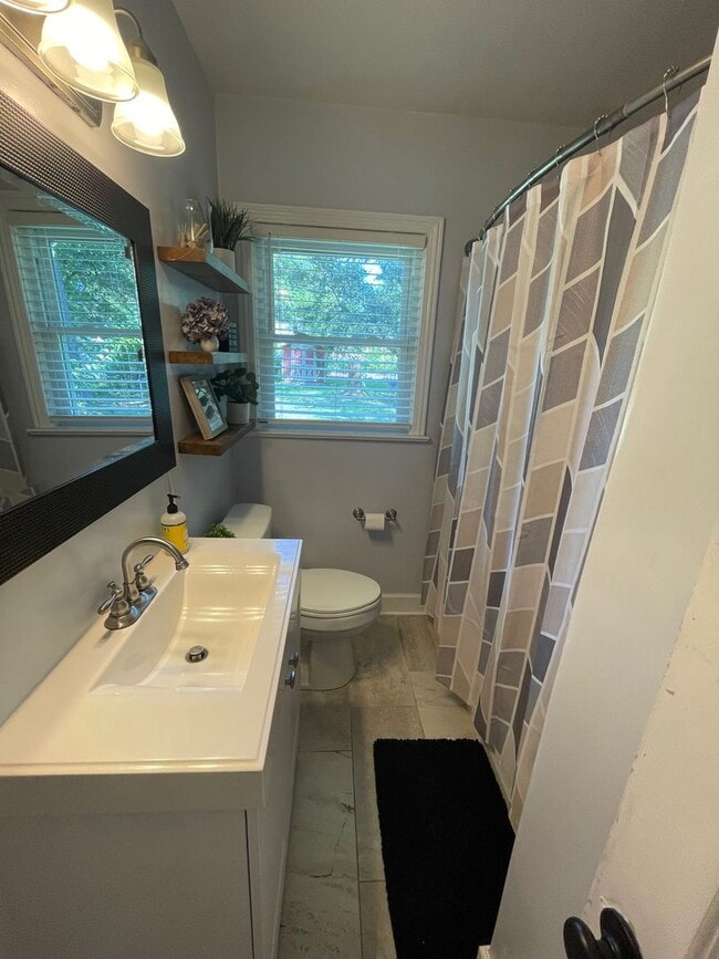 Building Photo - Updated 3 Bedroom Home
