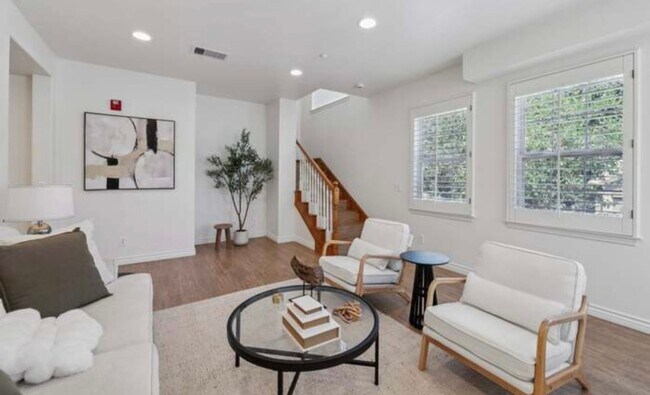 Building Photo - BEAUTIFUL 4 BED 3 BATH UNIT!!!!!