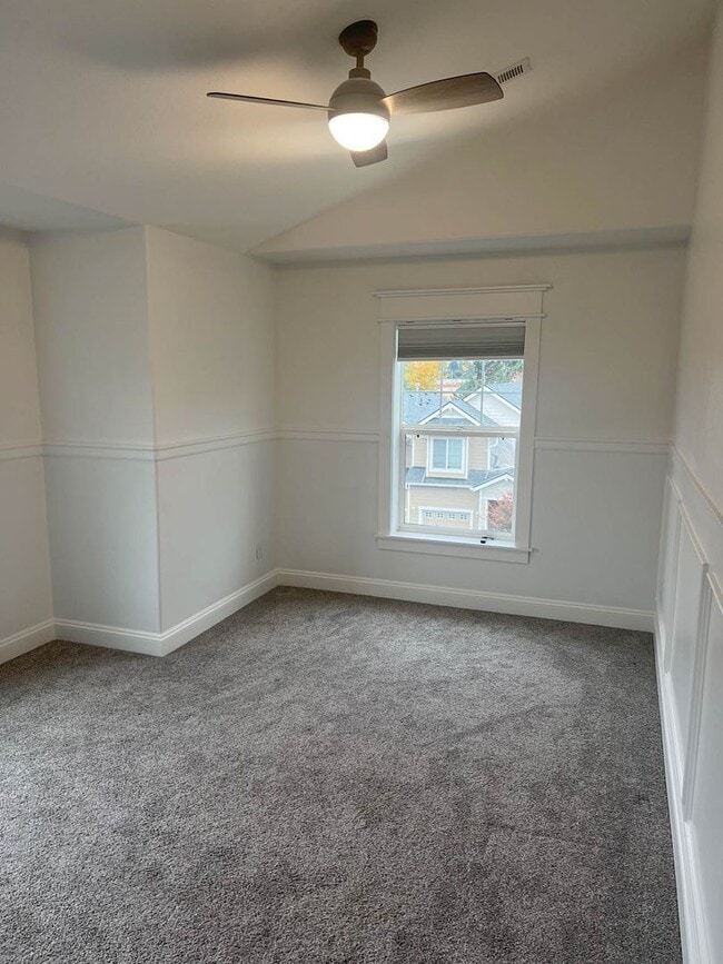 Building Photo - Beautiful West Linn Home in a Quiet, Desirable Neighborhood