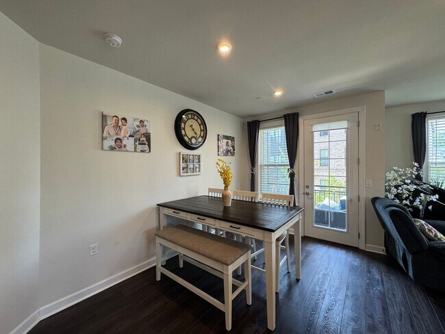Building Photo - Stylish 2 Bed 2 Bath Condo With Den & Balc...