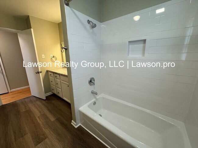 Building Photo - Beautiful Salem split level near the VA hospital