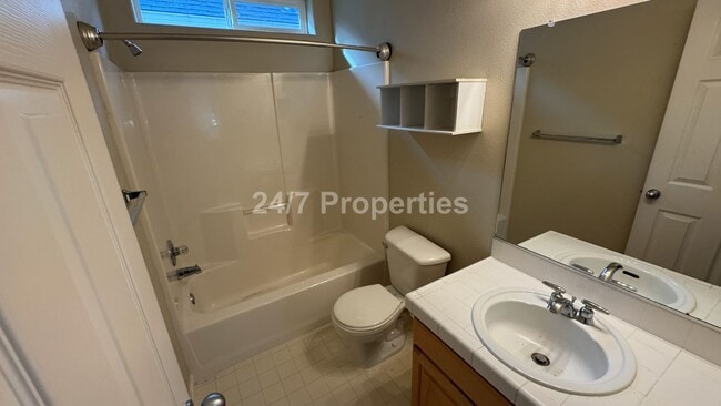 Building Photo - Inviting 3 BD I 2 BA Home - West Linn