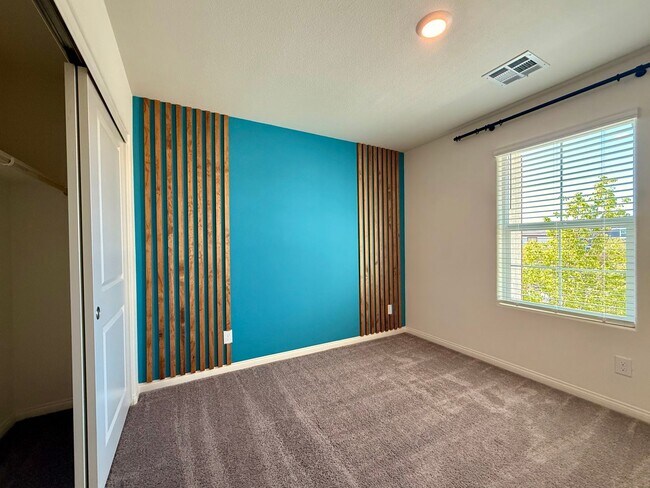 Building Photo - NEVER LIVED IN 4 BED 2.5 BATH 2 CAR GARAGE SINGLE FAMILY HOME FOR RENT!