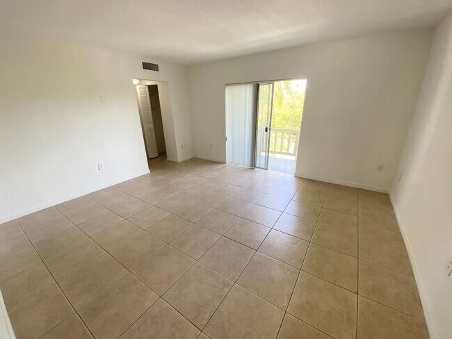 Building Photo - Marbella 305