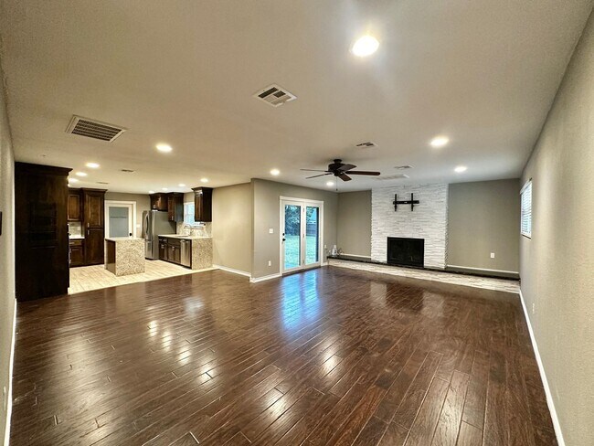 Building Photo - Lawn Care & WiFi Included