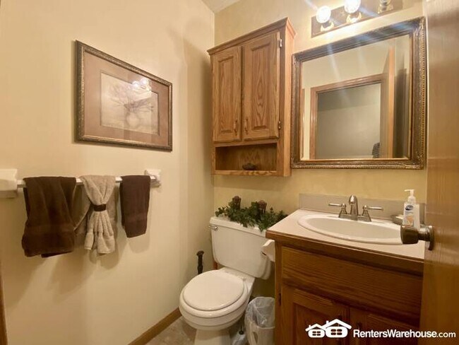 Building Photo - Unique 5BR/4BA 5 Level Home Available 11/4!