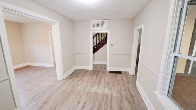 Building Photo - 3 Bed / 1 Bath Single Family Home