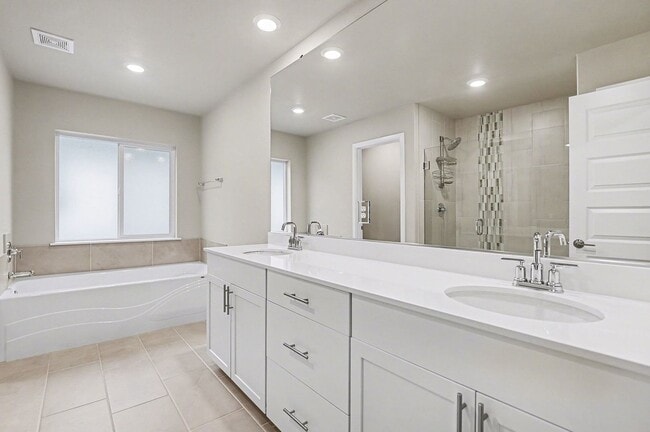 Building Photo - 4 bed 2.5 bath spacious home available for move in NOW