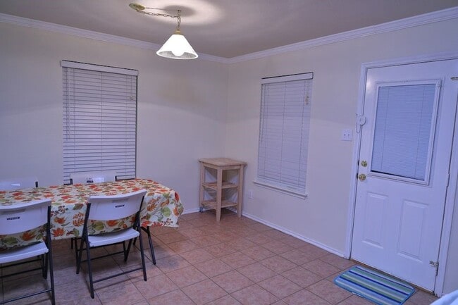 Building Photo - 2900 Bluffs Ct