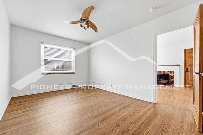 Building Photo - Stunning Home with Central AC and Fenced Yard