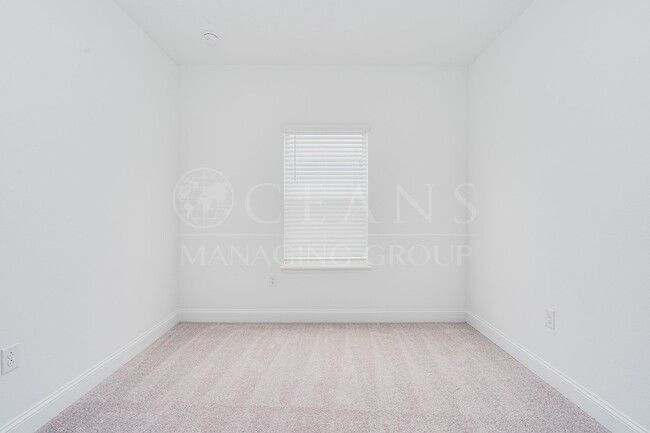 Building Photo - NEWER 4 Bedroom 3 Bath Home in Halifax Pla...