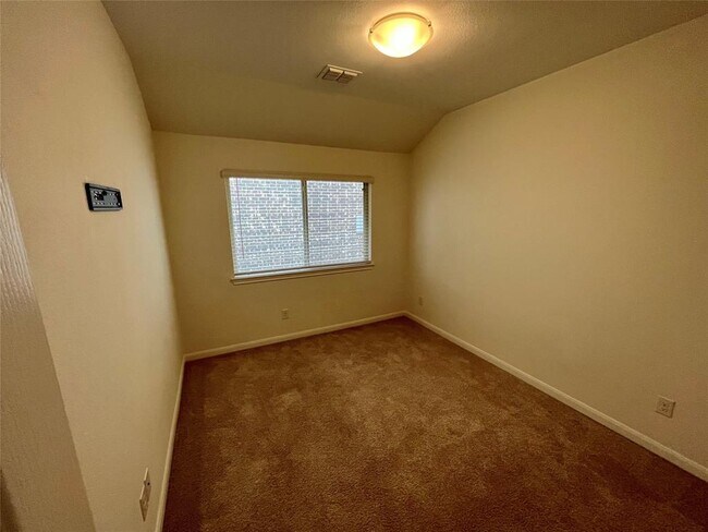 Building Photo - 1304 Rosebush Rd