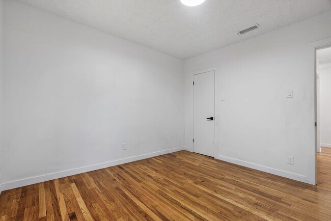 Building Photo - 219 Solano Dr SE