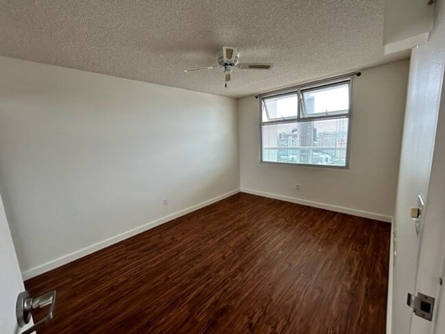 Building Photo - Great Views, Great Location and Beautiful ...