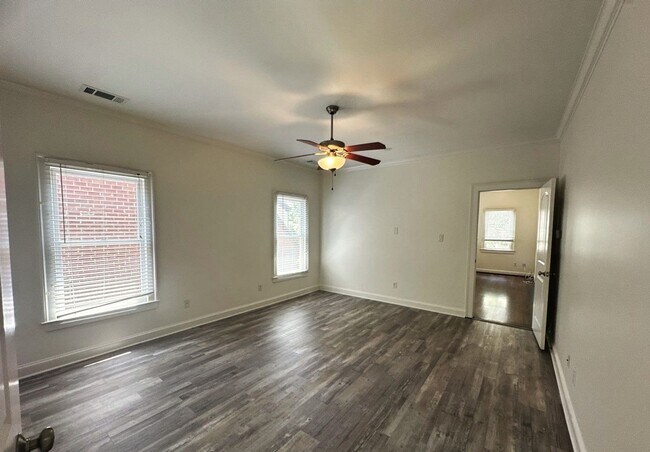Building Photo - Charming 4 Bedroom Townhouse with 2 Large Suites