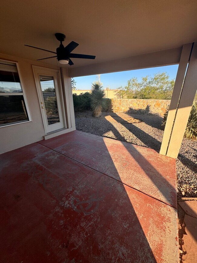 Building Photo - Adorable Towhhome Located off Foothills