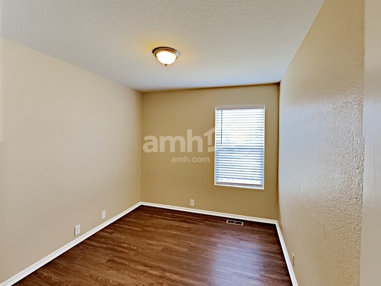 Building Photo - 394 Tumbleweed Dr