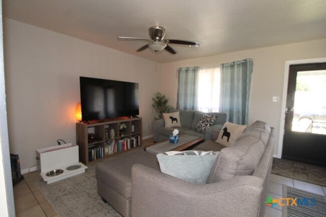 Building Photo - 2706 Live Oak Dr