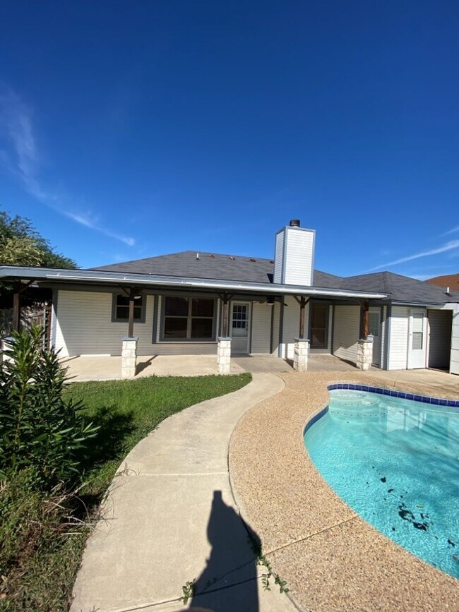 Building Photo - 3 BED / 2 Bath  AVAILABLE NOW