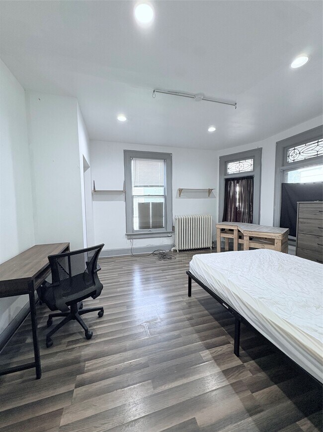Building Photo - 171 Chapin St
