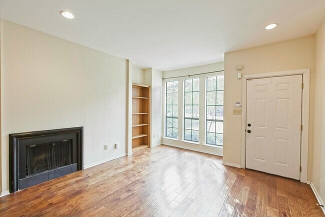 Building Photo - Dallas Townhome with Reserved Parking