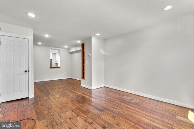 Building Photo - 112 E Randall St