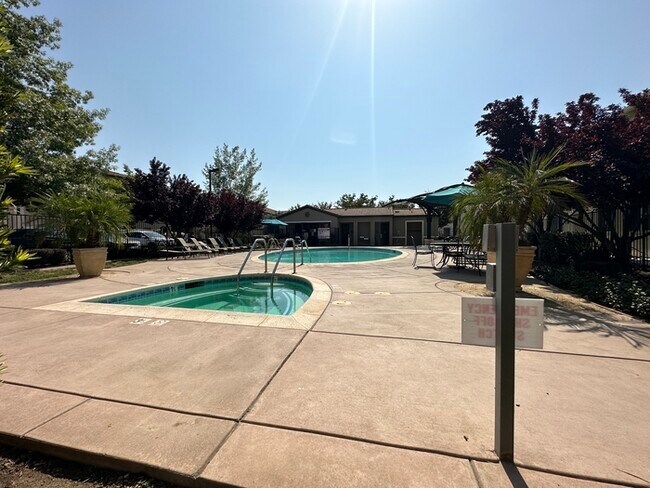 Building Photo - Gorgeous 3 Bedroom 2.5 Bathrooms