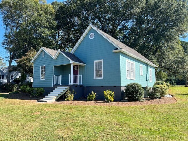 Building Photo - Historic mill house in hot Fort Mill SC with amazing kitchen!