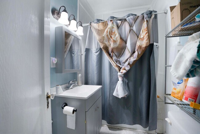 Building Photo - 2008 S Main St