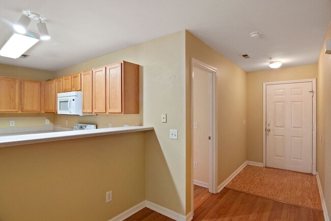 Building Photo - Spacious 3 Bedroom Condo- Close to NCSU and Downtown Raleigh! Available Now!