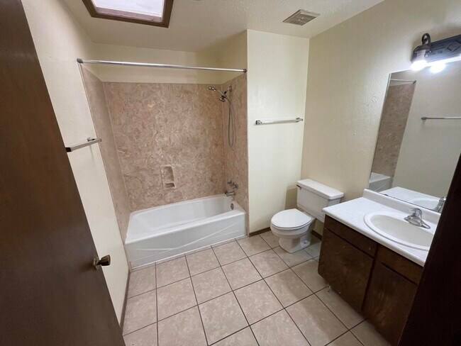 Building Photo - 2817 Palo Verde Dr NE