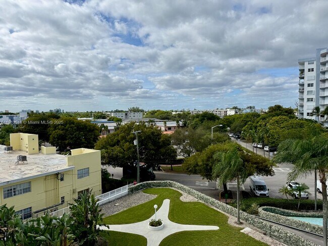 Building Photo - 900 Bay Dr