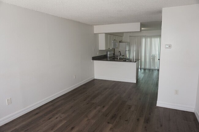 Building Photo - Awesome Location 1/1 on Curry Ford Ready for Move In