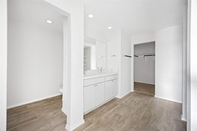 Building Photo - 24059 Kentwood Springs Dr