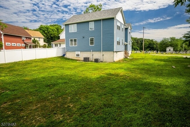 Building Photo - 24 Lawnwood Ave