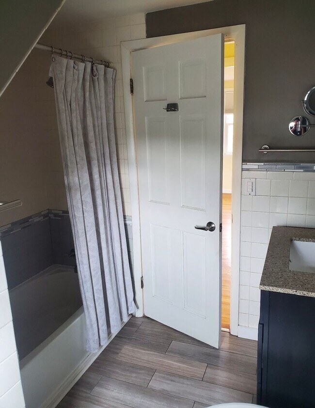 Building Photo - Single Family 3 Bedroom 1.5 Bath