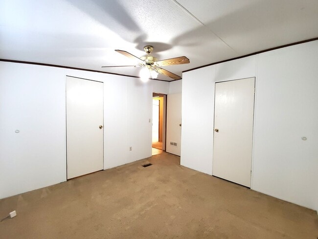 Building Photo - Spacious 4 bedroom with 3 FULL bathrooms n...