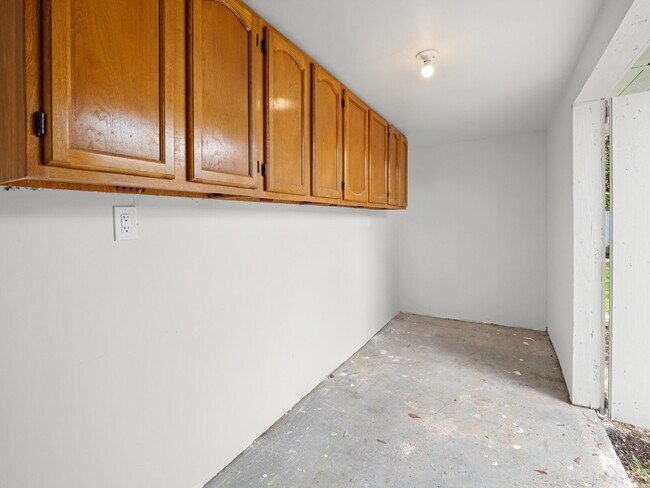 Building Photo - 5-bedroom, 3-full-bathroom