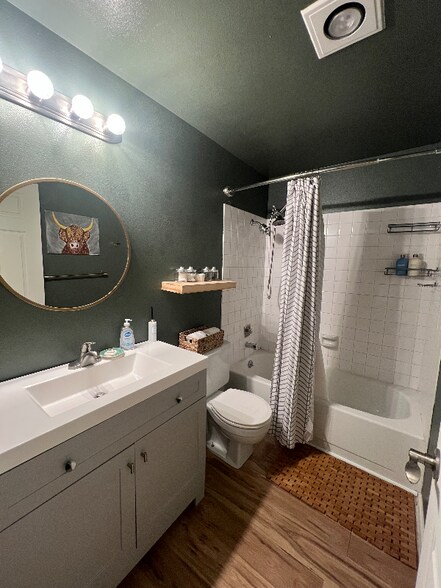 Building Photo - 6019 E 6th Ave