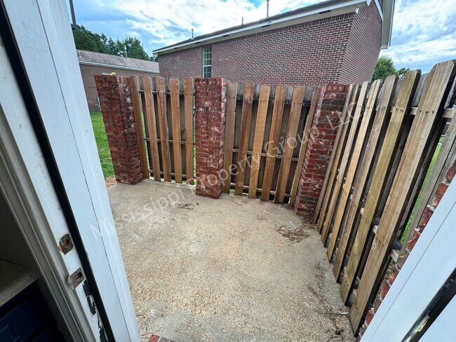 Building Photo - 402 Saddle Creek Dr