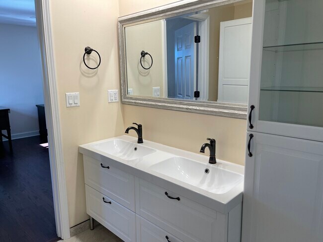 Building Photo - 1925 E Waverly Ln